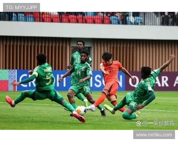 国足逆转取胜展现顽强斗志年轻阵容闪耀赛场赢得球迷热烈掌声