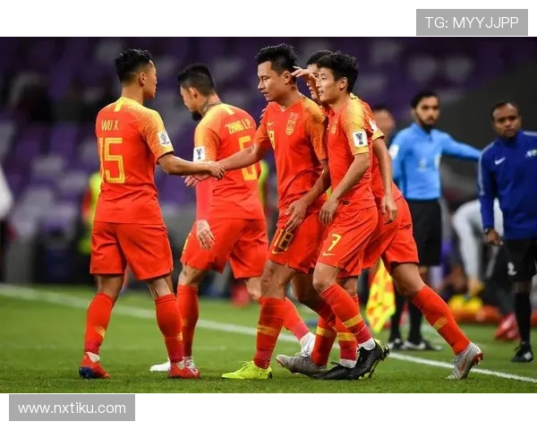 中国足球队迎战世界强队，备战亚洲杯展现新阵容和战术策略