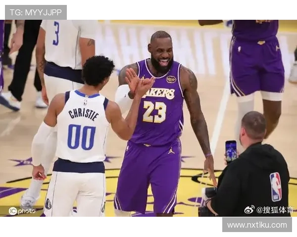 詹姆斯伤退湖人遭逆转多队激战季后赛席位竞争愈发激烈